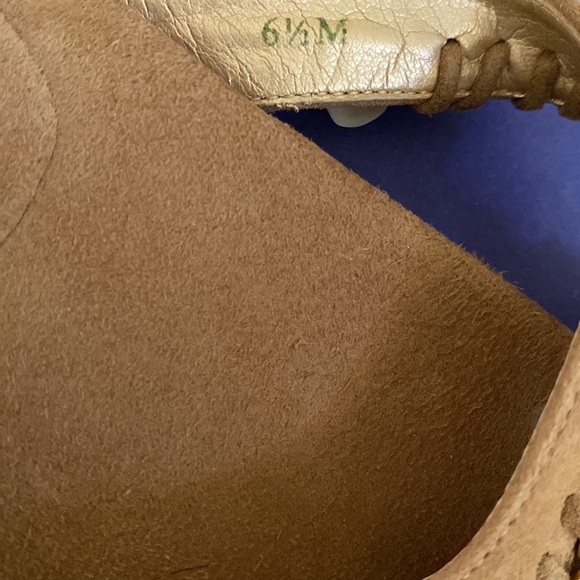 Stuart Weitzman cashew suede leather flip flops with gold shoe charms, 6.5 - Picture 8 of 11